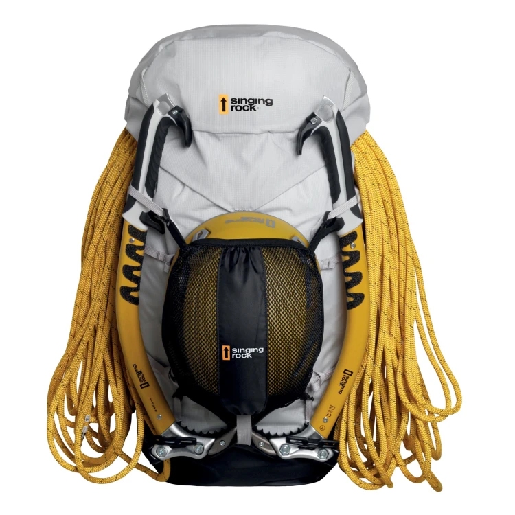 siatka_na_kask_na_plecaku_wspinacza.jpg